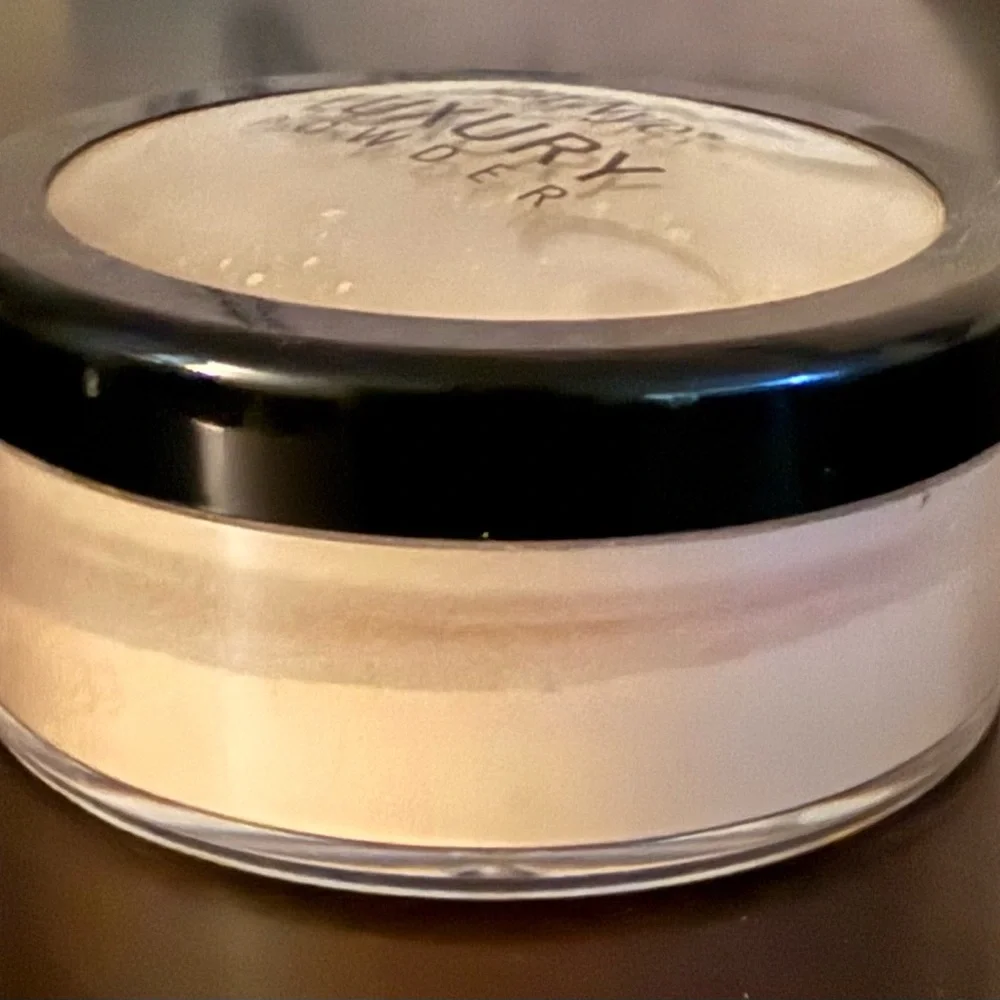 Ben Nye Banana Luxury Powder 0.92 oz | Professional Setting Powder Stage & Film